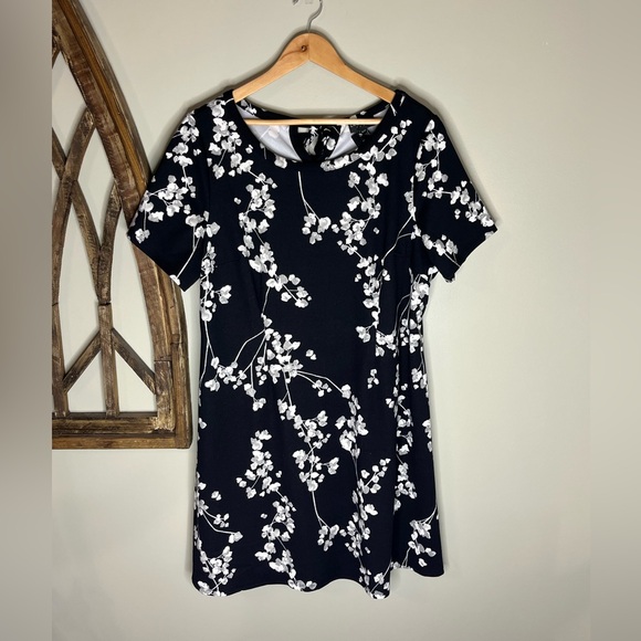 Lane Bryant Black and White Floral Shift Dress NWT - Picture 1 of 3